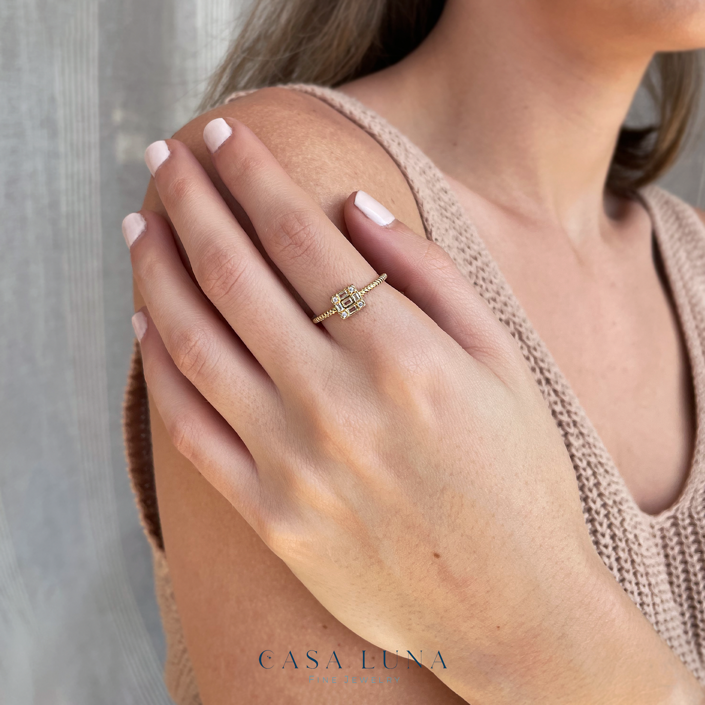Anillo cuadrado con baguettes y zirconia, dorado